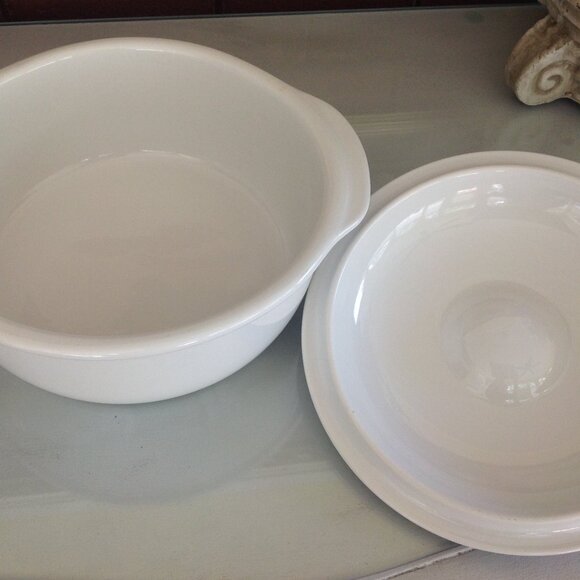 Vintage 1980's 2.5 Qt White Corelle Coordinates Covered Bowl-Casserole - Picture 3 of 4